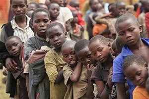 Refugee children, displaced by continued fighting in north Kivu province in the Democratic Republic of Congo (DRC), queue for food in the Nyakabande refugee transit camp in Kisoro town, 521 km (324 miles) southwest of Uganda's capital Kampala, July 13, 2012. REUTERS/James Akena