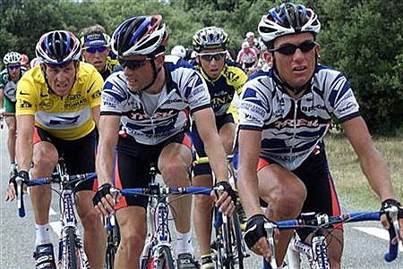 Lance Armstrong (L) rides with teammates Cedric Vasseur (C) and Tyler Hamilton (R) during the Tour de France in July 2000. REUTERS/Jacky Naegelen